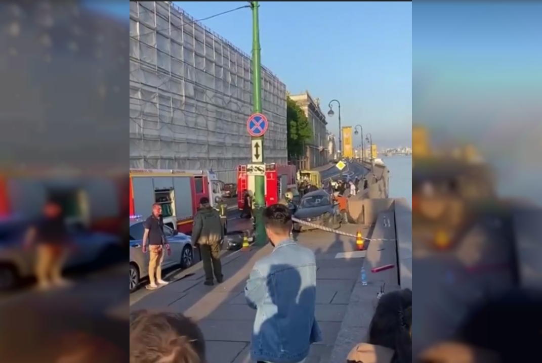В результате ДТП с каршерингом в Санкт-Петербурге один человек упал в Неву