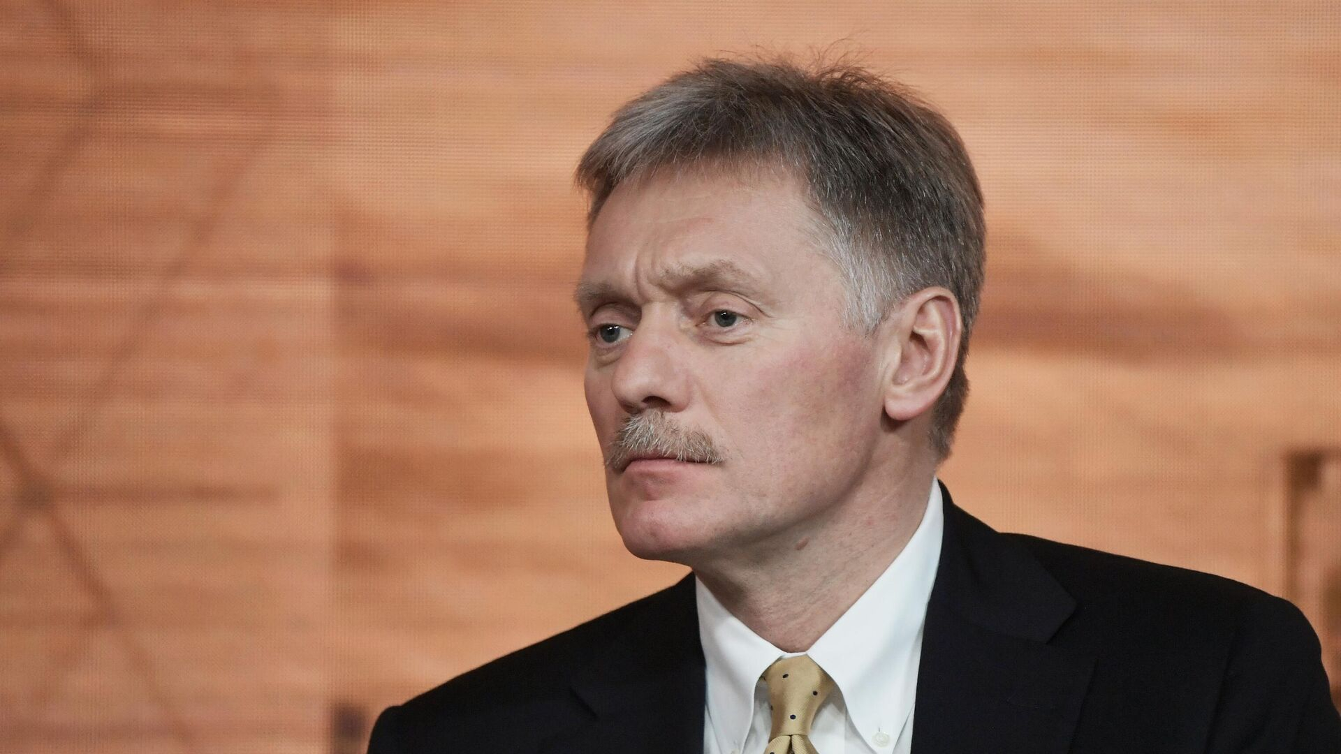 Песков не стал критиковать Казахстана за желание переманить уходящий из РФ бизнес