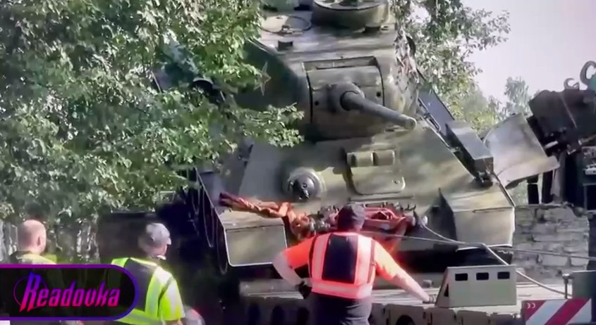 В Нарве демонтировали памятник Т-34