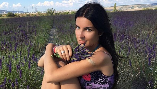 Жена Пьера Нарцисса жестко оттаскала за волосы и отпинала его любовницу