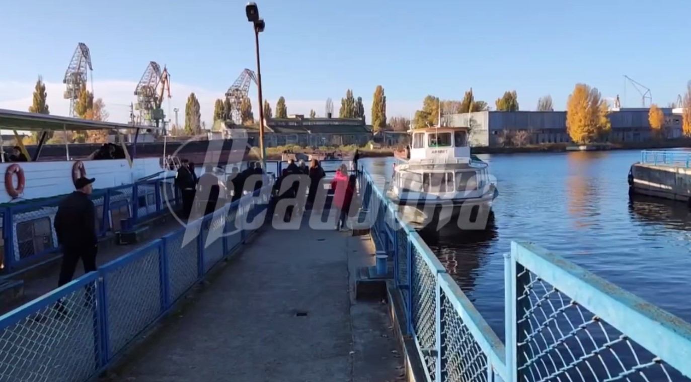 В Херсоне продолжается эвакуация, на речном порту многолюдно
