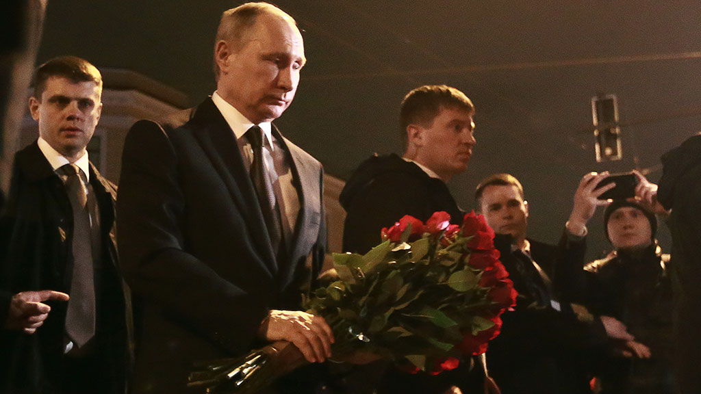 Путин возложил цветы к монументу «Рубежный камень» на Невском пятачке