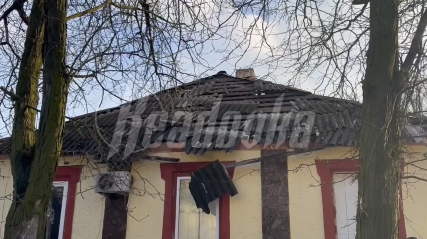 Украинский снаряд попал в крышу жилого дома в центре Донецка