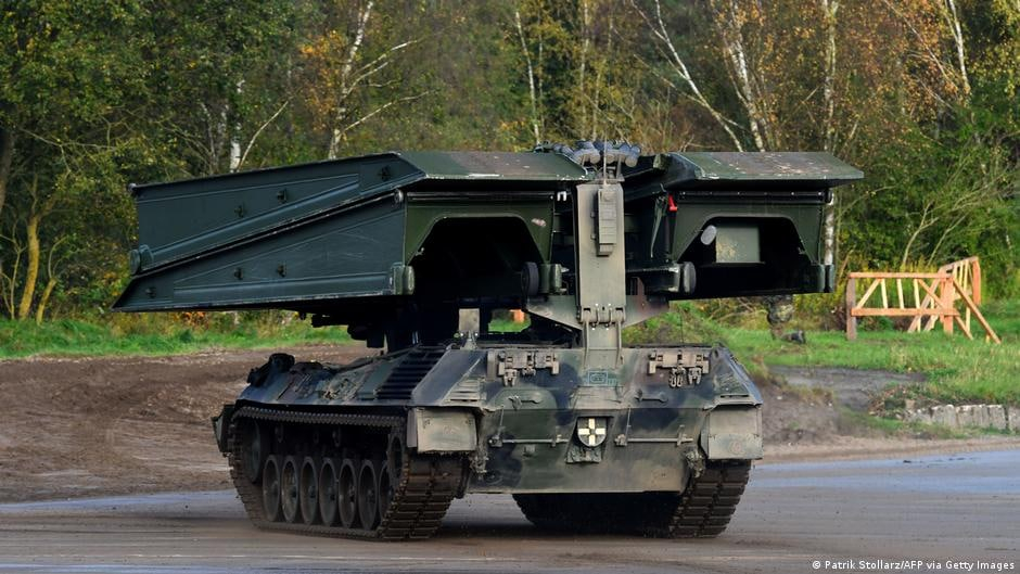 Германия передала Украине еще шесть танковых мостоукладчиков Biber