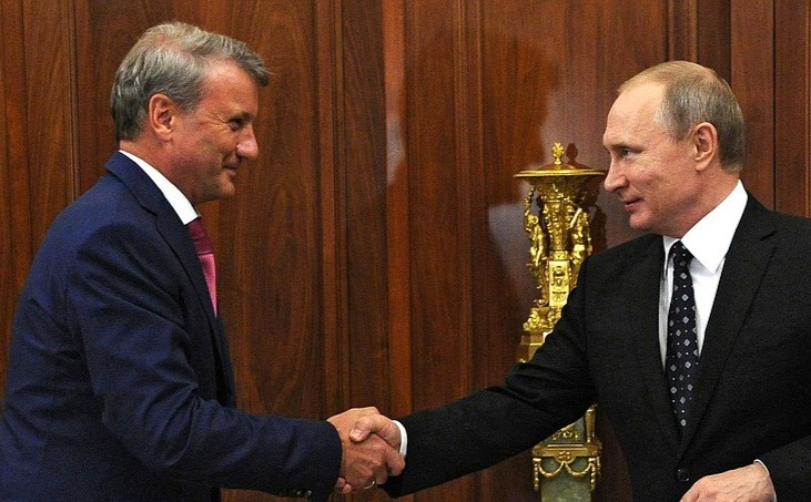 Путин шутливо отчитал Грефа за просьбу дать миллиард рублей