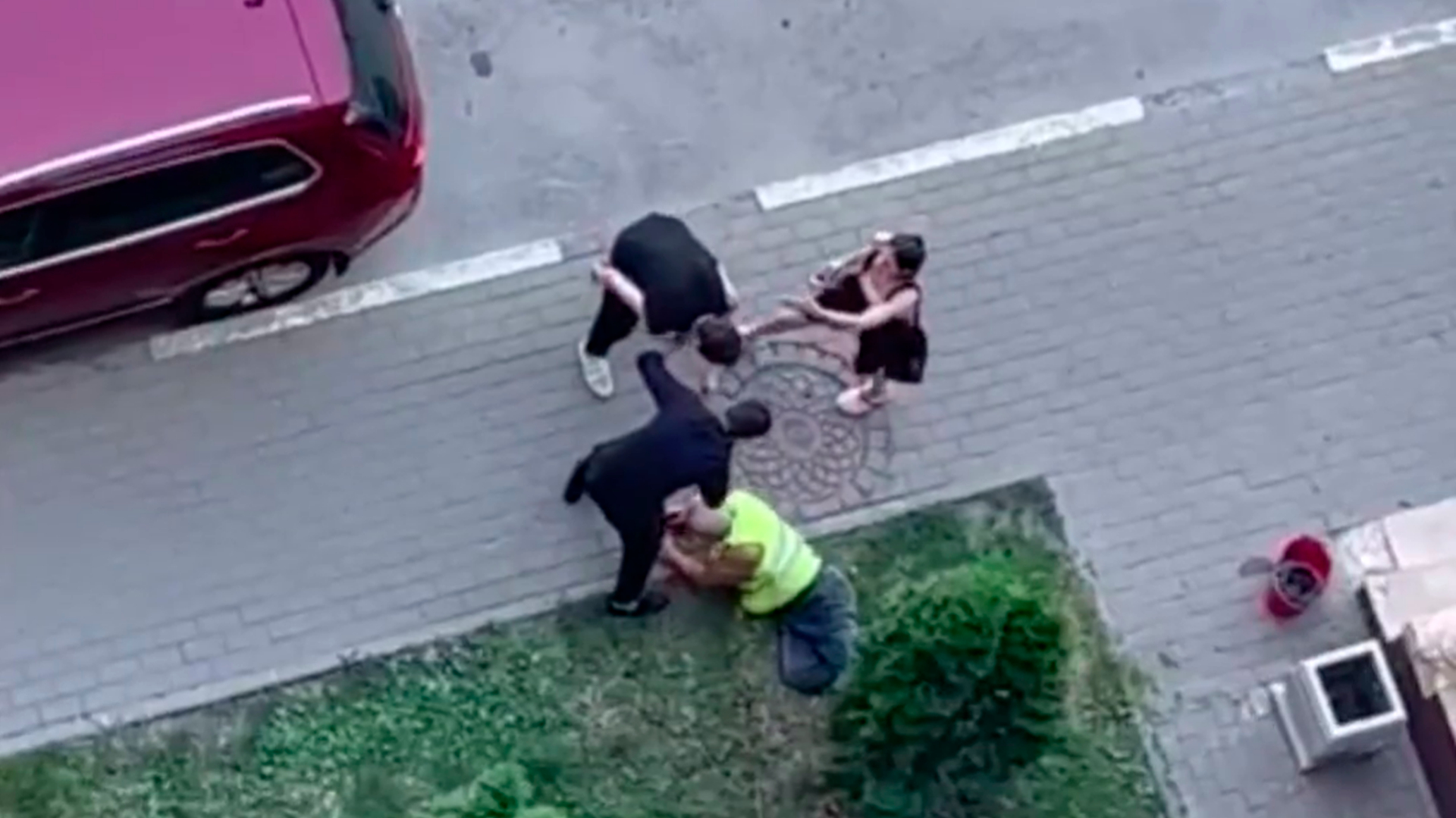 В Липецке молодые люди избили пожилого дворника из-за замечания