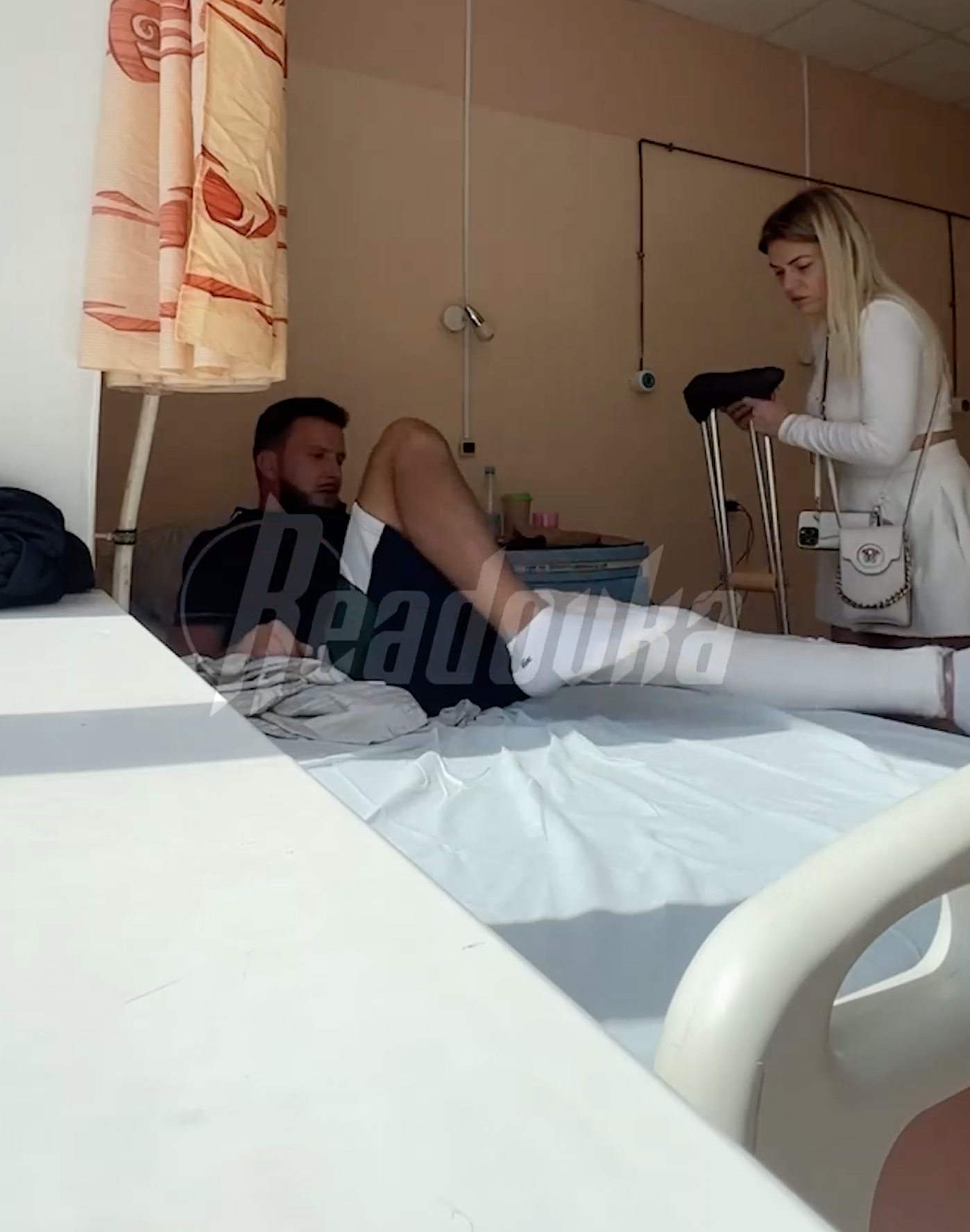 В Петербурге курьер «Яндекса» сбил блогера и повредил ему колено