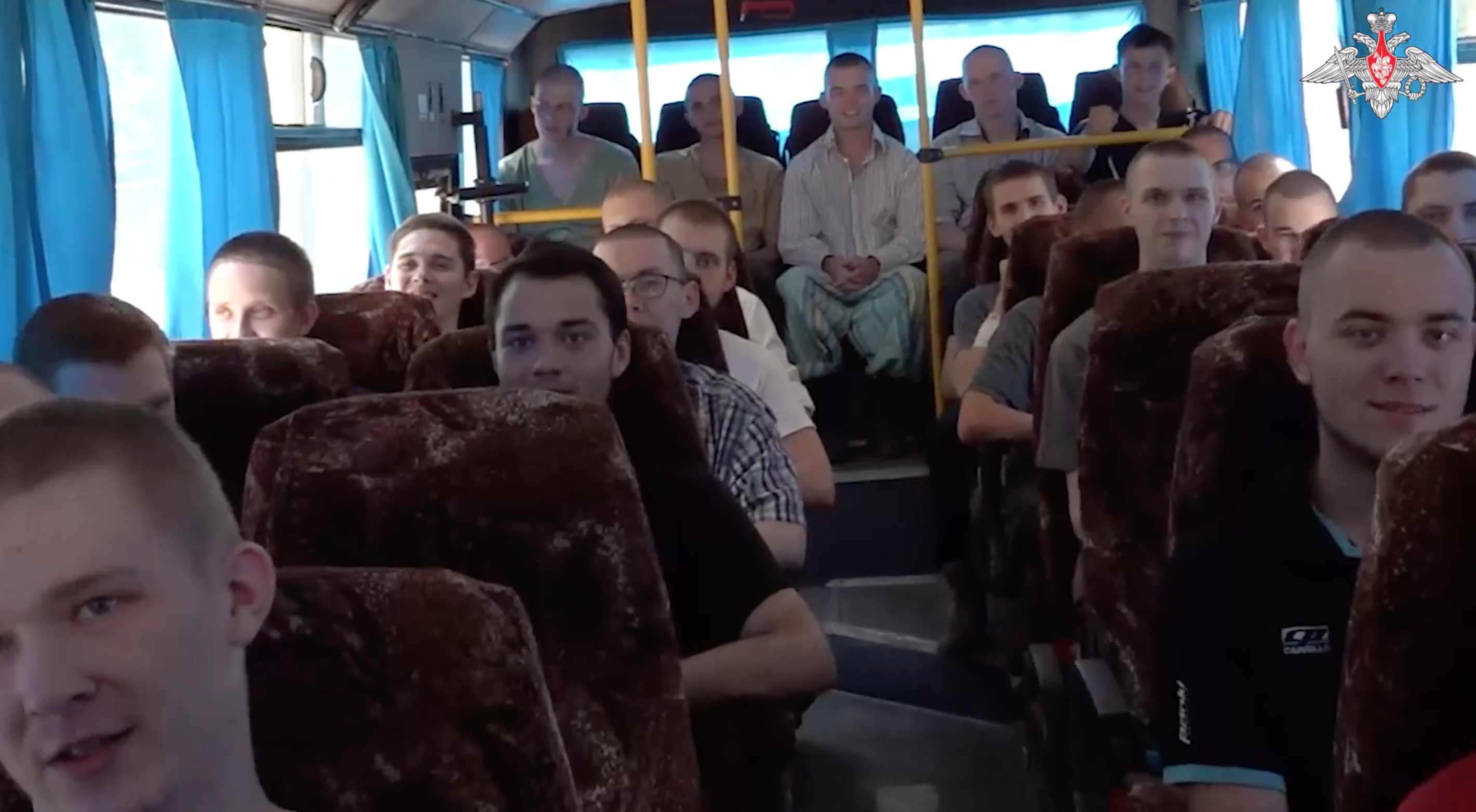 Появились кадры возвращения солдат-срочников, вернувшихся из украинского плена