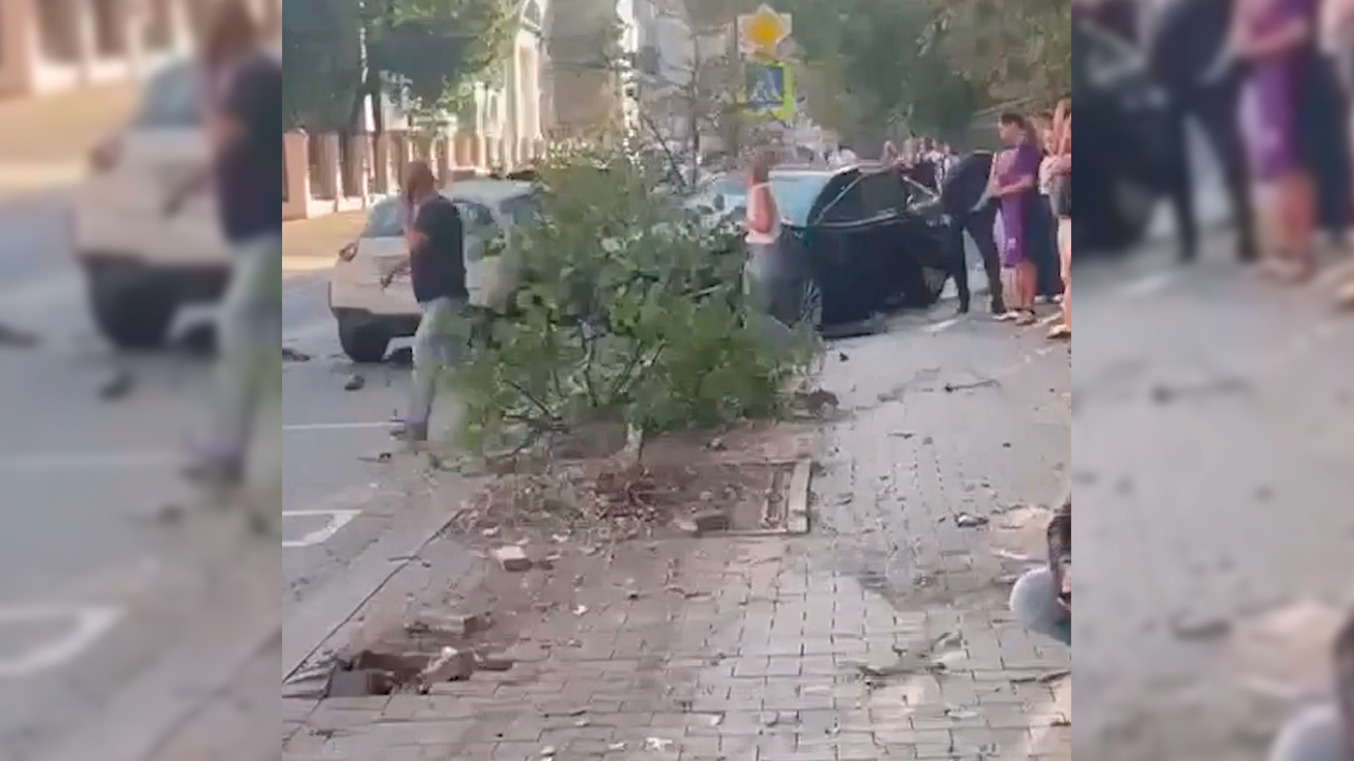 В центре Москвы иномарка сбила пешехода и повредила несколько машин