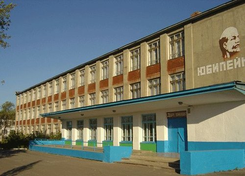 Школьники, дежурившие в столовой, выжимали грязную тряпку в тарелки ученикам