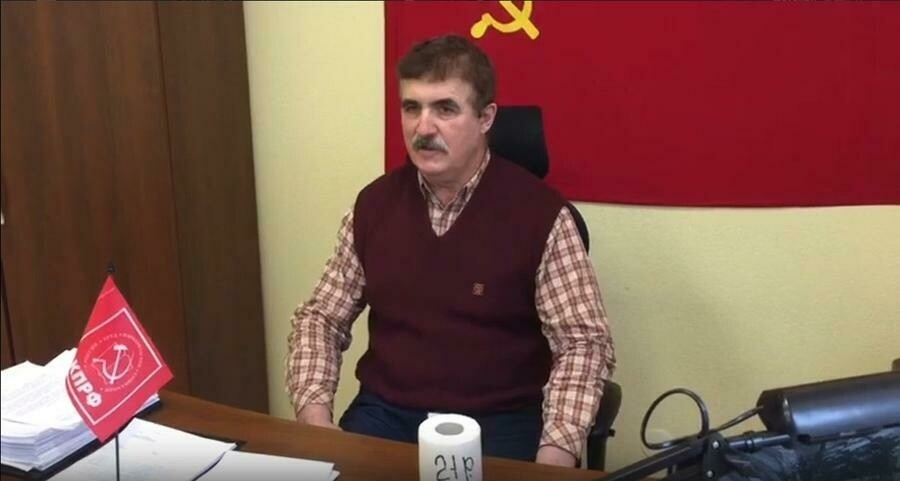 В Карелии пенсионер подарил чиновникам 2 рулона туалетной бумаги