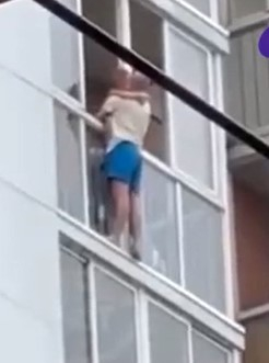 Житель Иркутска несколько часов грозился спрыгнуть с края балкона со своим 3-летним сыном