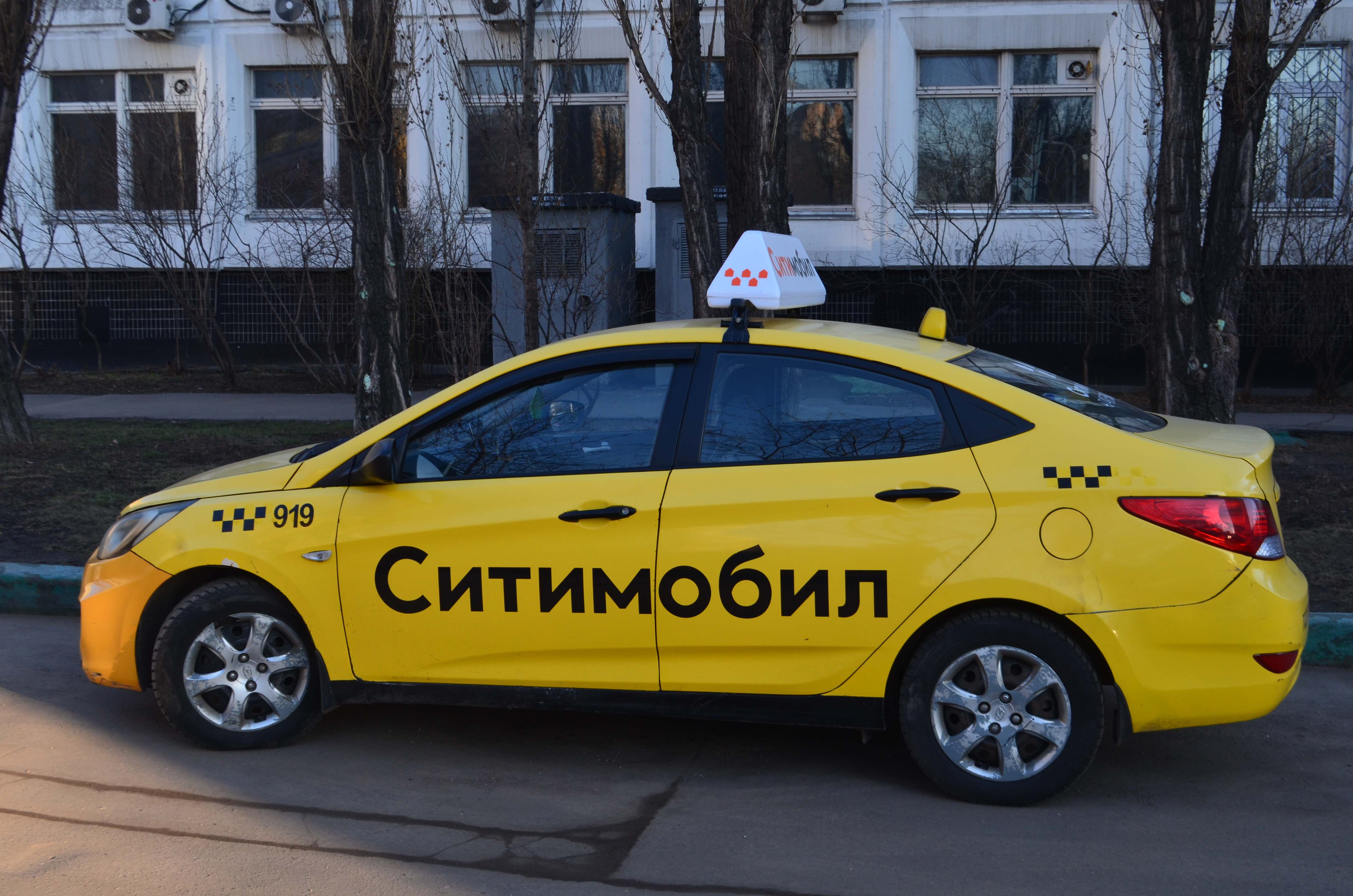 Таксист «Ситимобила» избил девушку из-за 75 рублей