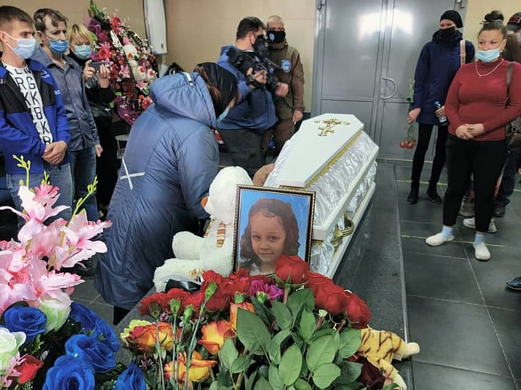 Родителей убитой в Тюмени 8-летней девочки хотят лишить родительских прав
