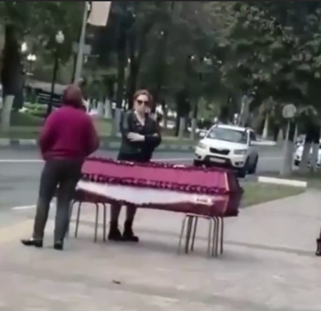 Женщину, которая привезла гроб с телом сестры к зданию администрации Балашихи, вызвали в СК