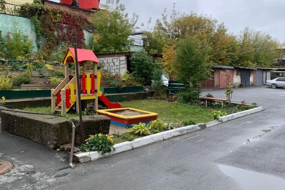 Пенсионерки прогнали онкобольных детей с площадки, чтобы те не вытоптали цветы