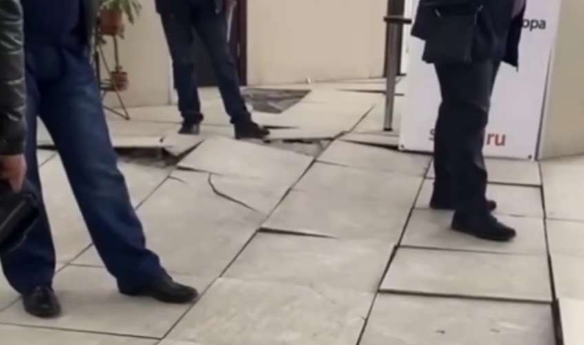 В новокузнецком МФЦ посетители проваливаются в трещины в полу, но власти обещали исправить это только к декабрю