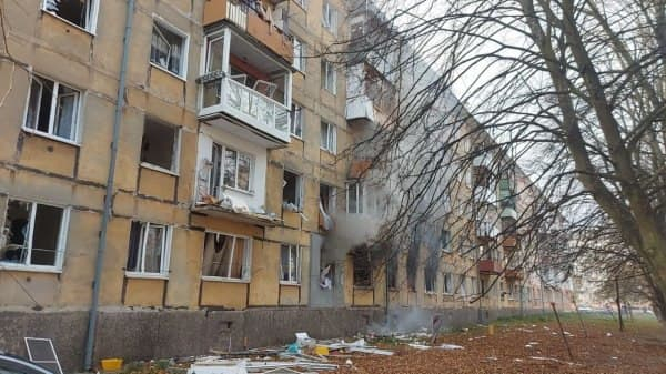 В Балтийске в жилом доме прогремел взрыв: жители спасают выпрыгивающих из окон детей