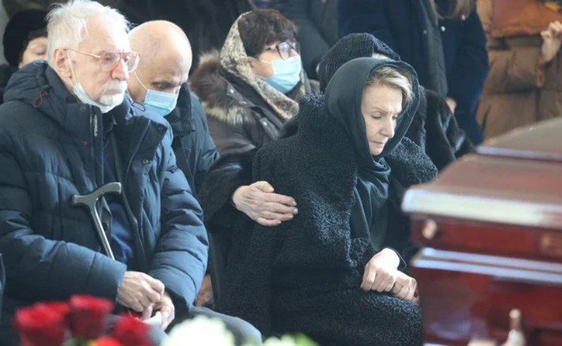 Мать и две дочери Михаила Зеленского обнялись и заплакали на его похоронах