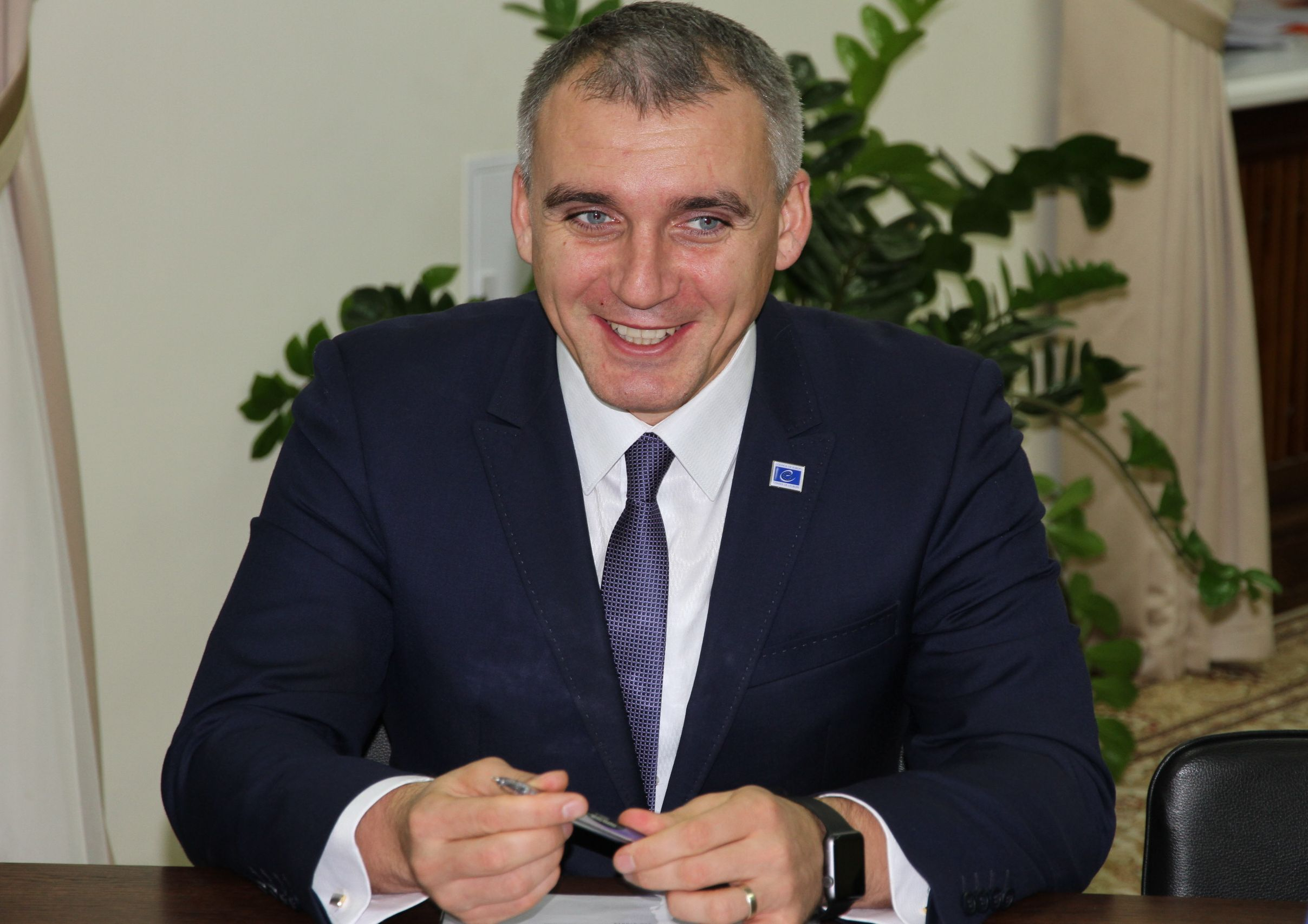 Жители Николаева сообщают, что мэр города забирает гумпомощь, чтобы подороже продать товары предпринимателям