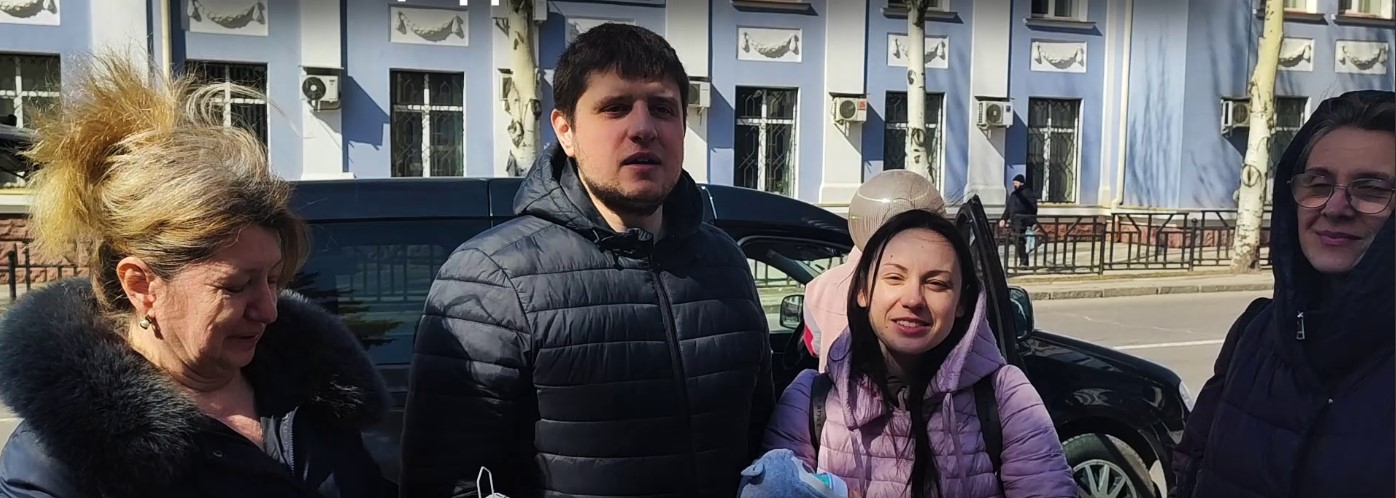 Репортаж Readovka: семья Федосеевых из Мариуполя переезжает в Россию