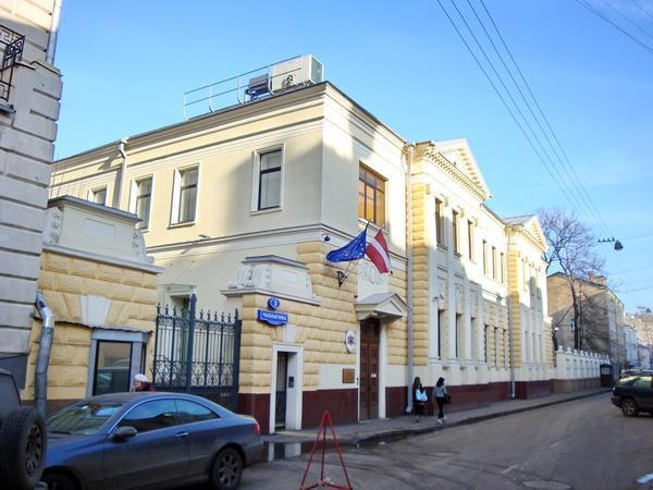 В Москве у латвийского посольства проходит акция протеста