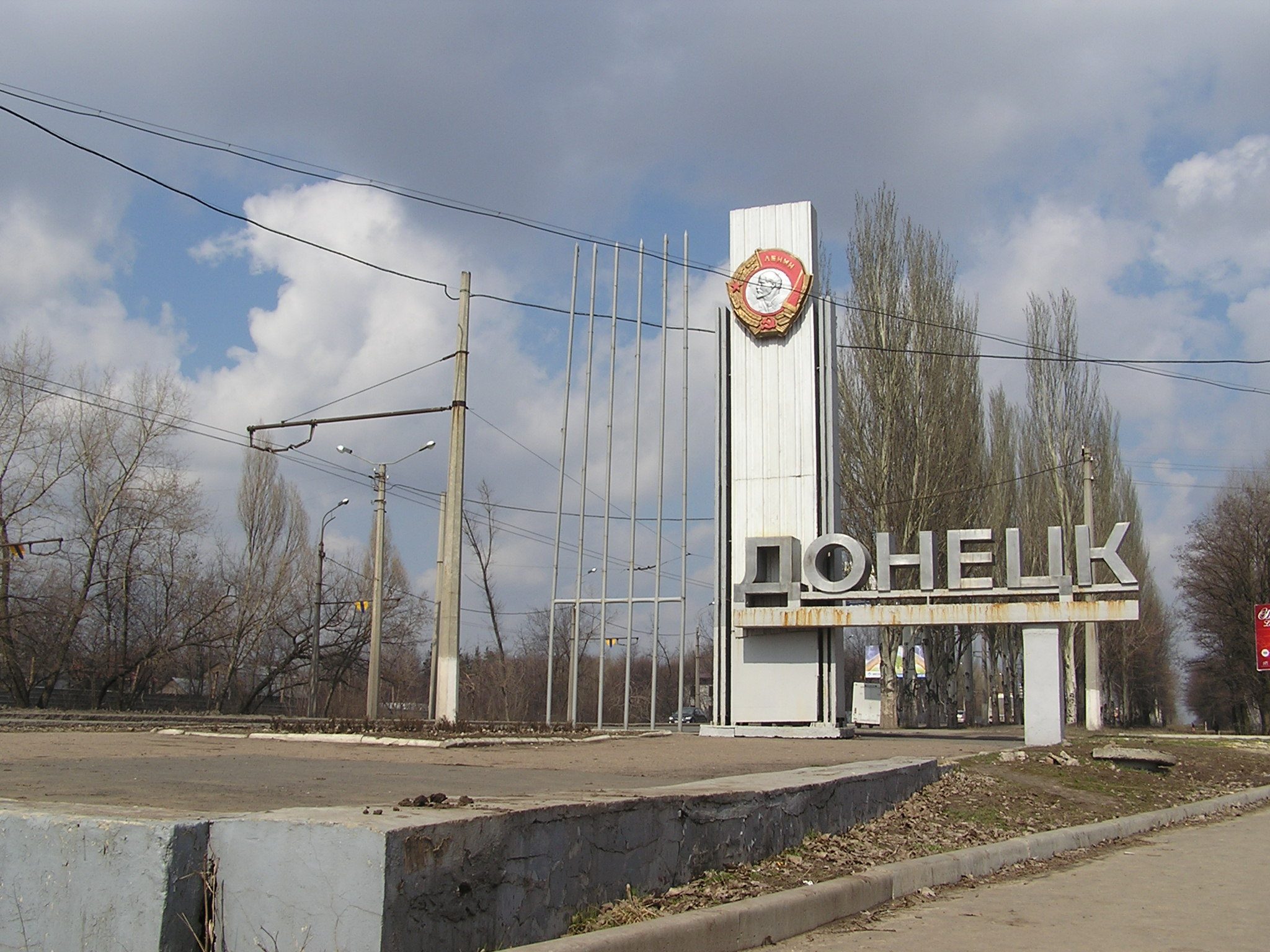 В результате прямого попадания в жилой дом в Донецке погибло двое человек