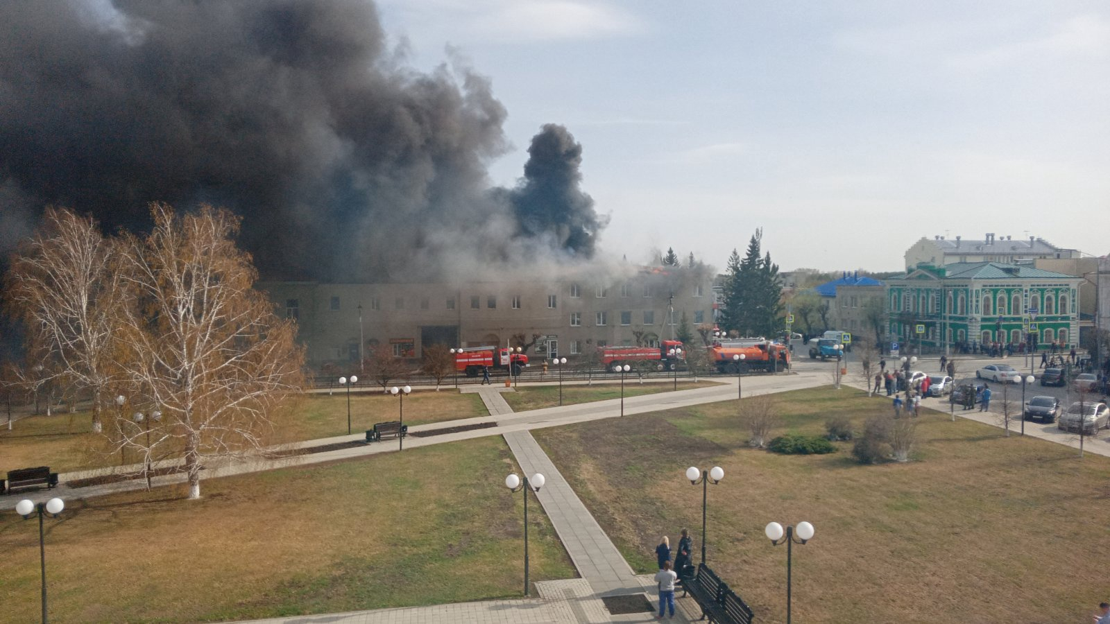 В городе Ишим Тюменской области горит ТЦ