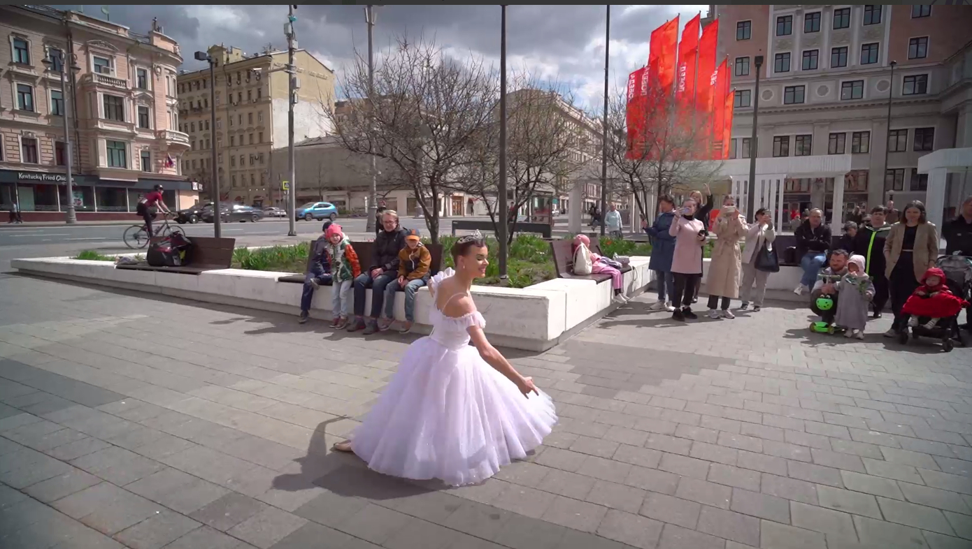 Балерина провела акцию в центре Москвы в поддержку русской культуры
