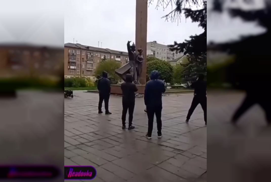 На Западной Украине продолжается снос советских памятников