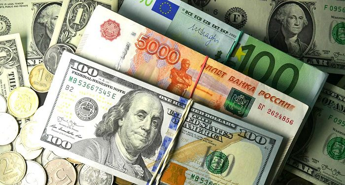 Курс евро и доллара продолжает стремительно падать